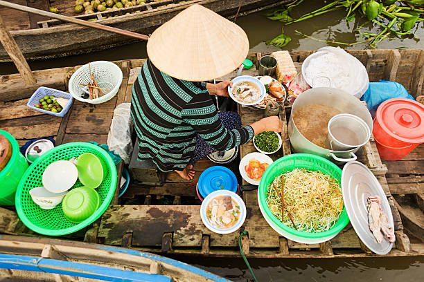 wietnamski kobieta sprzedaży pho-zupa z makaronem na pływający targ - noodle soup zdjęcia i obrazy z banku zdjęć