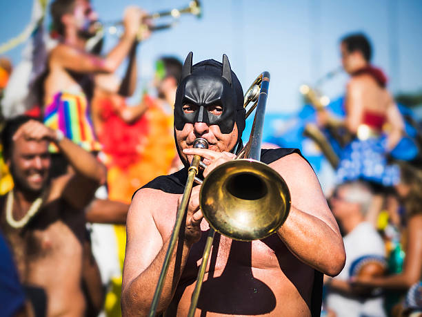 마스킹된 음악가 게임하기 at carnaval 퍼레이드, 리우데자네이루, 브라질 - rio carnival 뉴스 사진 이미지