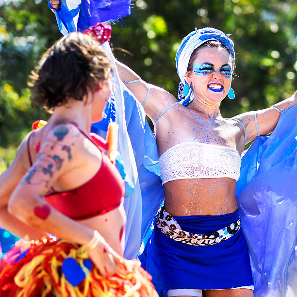 femmes au carnaval brésilien de danse parade, rio de janeiro, brésil - parc flamengo photos et images de collection