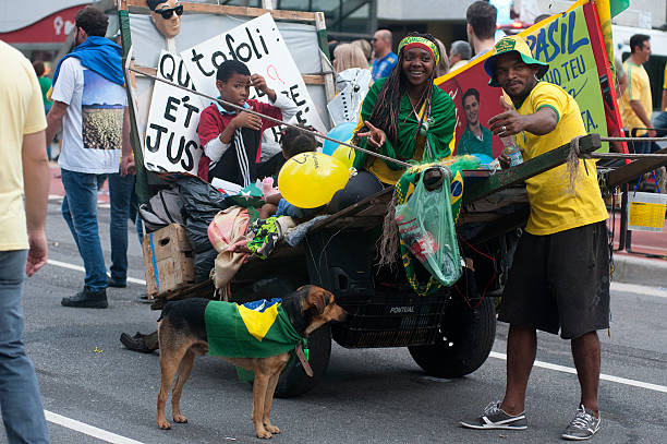 브라질리안 실연 제품을 제작하고 테스트했습니다 - dog patriotism flag politics 뉴스 사진 이미지