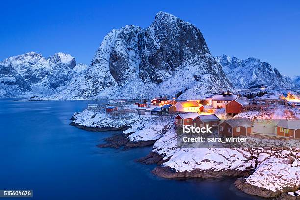 Noruego Del Muelle En El Lofoten Las Cabinas Al Amanecer En Invierno Foto de stock y más banco de imágenes de Noruega