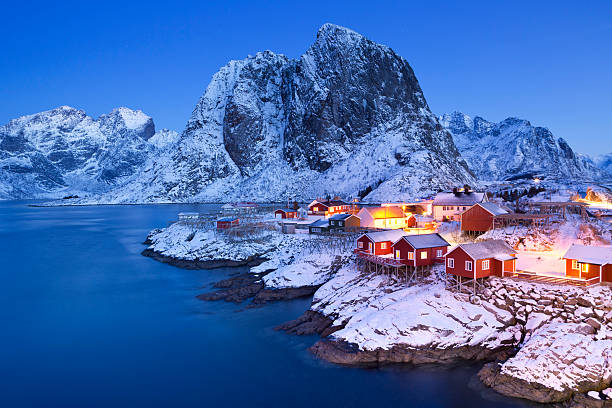 norvegese pescatore cabine sulla lofoten all'alba in inverno - norway lofoten and vesteral islands sea mountain range foto e immagini stock