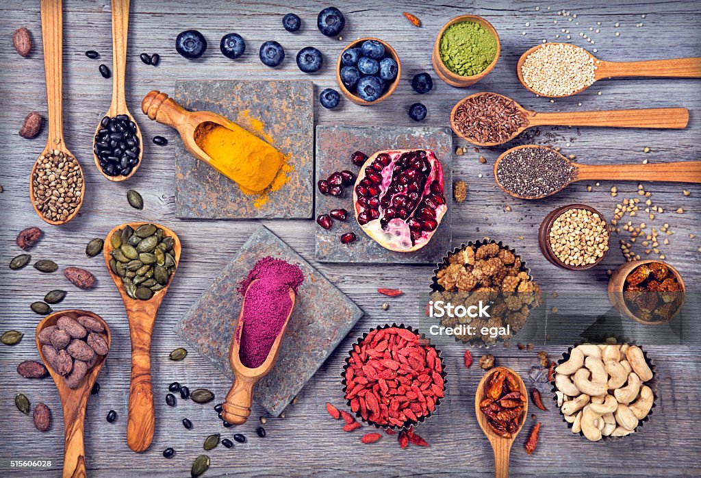Super alimentos en cucharas de y tazones - Foto de stock de Antioxidante libre de derechos