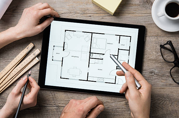 arquitecto trabajando con tableta digital - blueprint plan house home improvement fotografías e imágenes de stock