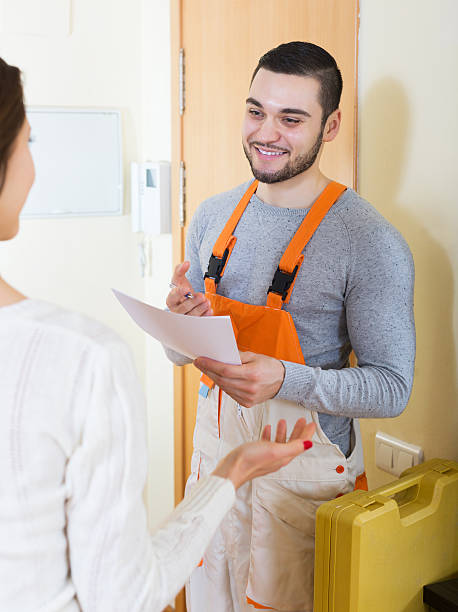 istock Woman meeting workman 515607028