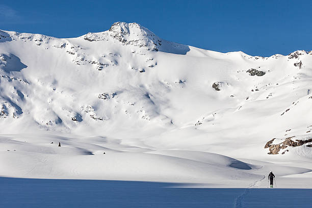 лыжный туризм в французских альпах - val disere стоковые фото и изображения