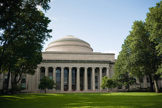 gran cúpula killian court, con vista del instituto de tecnología de massachusetts - massachusetts institute of technology university massachusetts dome fotografías e imágenes de stock