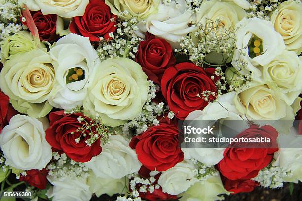 Foto de Vermelho E Branco Em Um Buquê De Noiva De Rosas e mais fotos de  stock de Amor - Amor, Arranjo, Bouquet - iStock