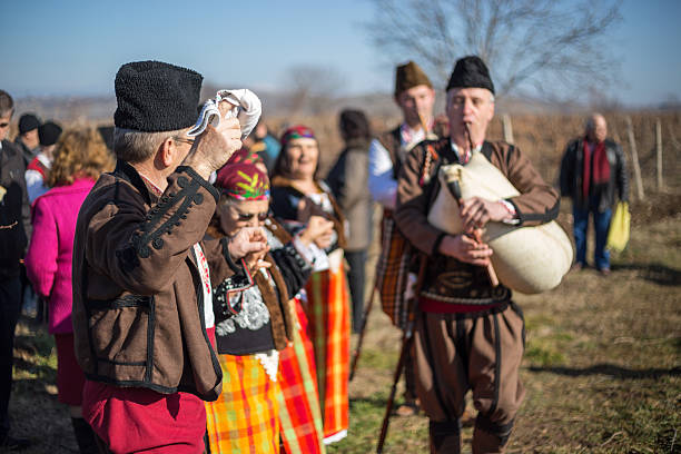 élagage des vignobles rituel en bulgarie - clipper guard photos et images de collection