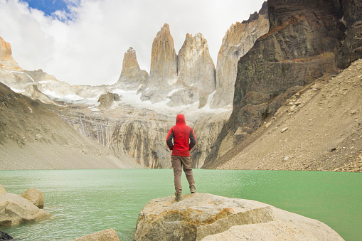 Hombre parado cerca de un lago en la Patagonia, de Torres del Paine photo