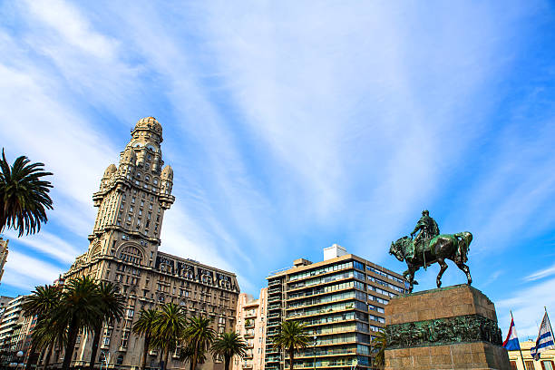 view over the plaza independencia in montevideo - uruguay stok fotoğraflar ve resimler