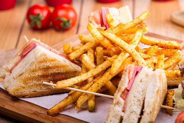 delicioso sanduíche clube com batatas fritas - club sandwich sandwich french fries turkey imagens e fotografias de stock