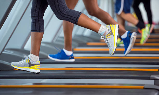 inconnue personnes courir sur un tapis de course. - treadmill photos et images de collection