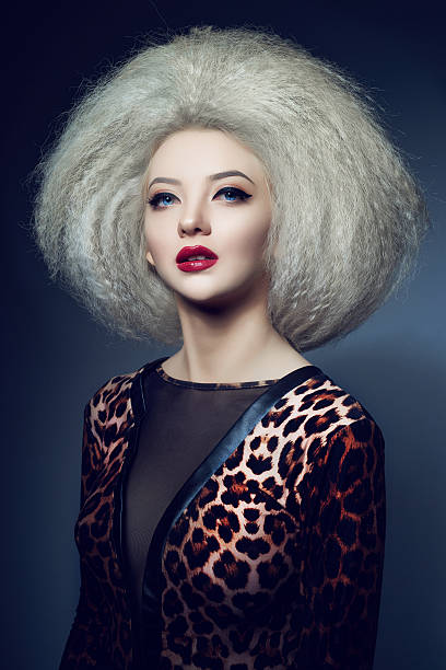 elegante e sedutora - big hair blond hair frizzy women imagens e fotografias de stock