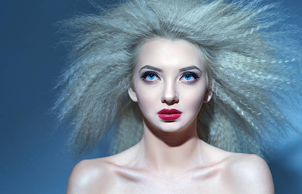 vento capelli, sentimenti profondi - big hair blond hair frizzy women foto e immagini stock