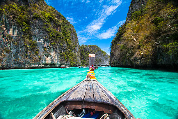 hölzernen boot auf phi-phi island, thailand. - phi stock-fotos und bilder