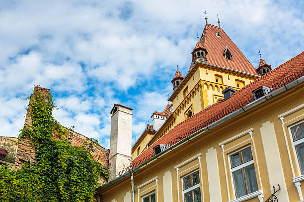 architettura medievale palazzo, sighisoara, romania - segesvar foto e immagini stock