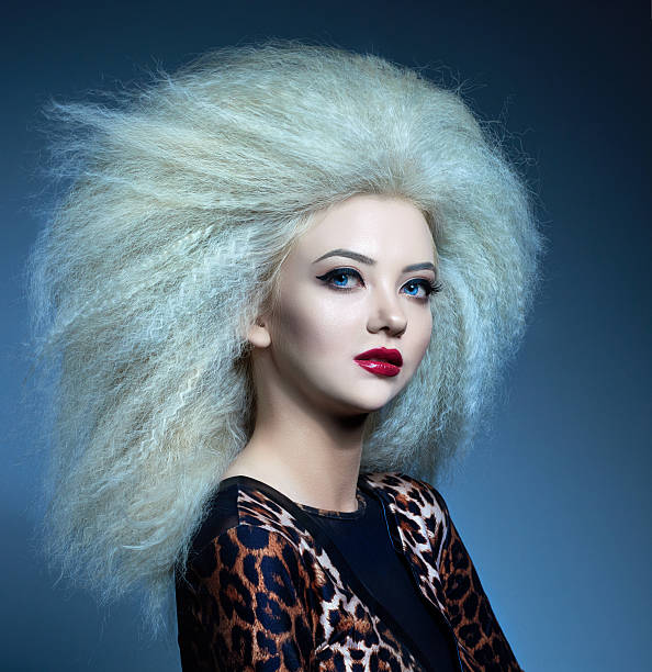 grande volume de de cabelo e moda - big hair blond hair frizzy women imagens e fotografias de stock