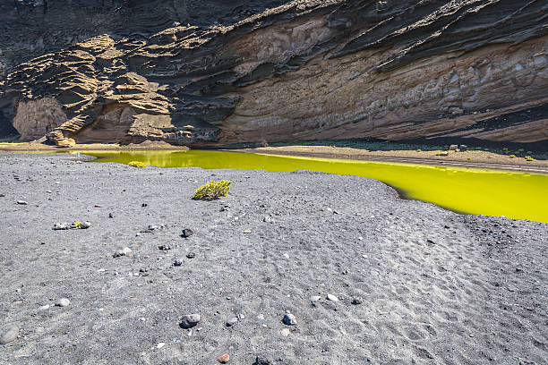 グリーンスイミングラグーン「エルゴルフォ、ランサローテ、カナリア諸島 - lanzarote canary islands volcano green ストックフォトと画像