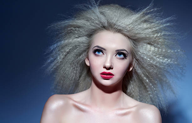 bellezza con i capelli di volo - big hair blond hair frizzy women foto e immagini stock