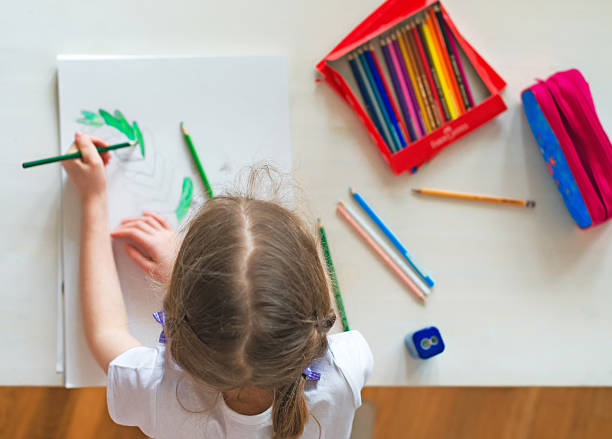 fillette avec un crayon dessin à la maison. vue supérieure. - gaucher photos et images de collection