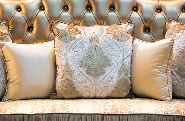 klasyczny styl i poduszki kanapy. - pillow cushion bed textile zdjęcia i obrazy z banku zdjęć