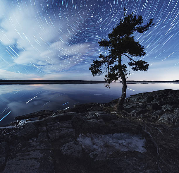 quietud de noche - star trail clear sky tranquil scene circle fotografías e imágenes de stock