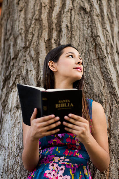 attraente adolescente ragazza lettura bibbia - bible stand foto e immagini stock