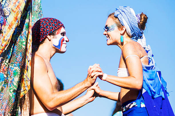 couple heureux en costumes de carnaval à rio de janeiro, brésil - parc flamengo photos et images de collection