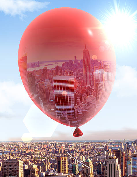 vol en montgolfière au-dessus de la ville - balloon moving up child flying photos et images de collection