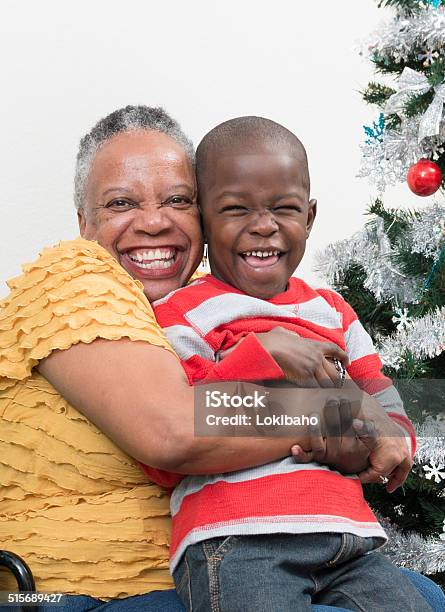 Lächelnd Oma Mit Enkel Zu Weihnachten Stockfoto und mehr Bilder von Afrikanischer Abstammung - Afrikanischer Abstammung, Afro-amerikanischer Herkunft, Aktiver Senior