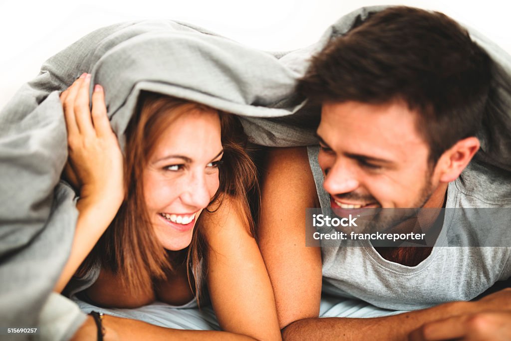 Retrato de pareja en la cama - Foto de stock de 20 a 29 años libre de derechos