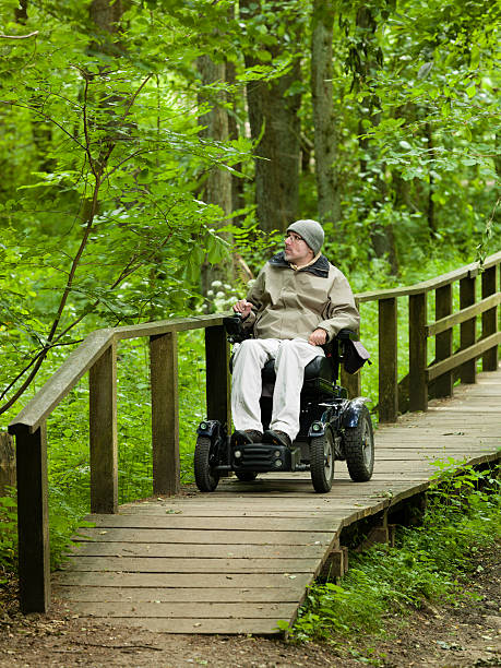 en movimiento, mobiliity con acceso para silla de ruedas - cuadriplégico fotografías e imágenes de stock