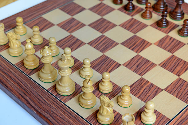 модели на лесной шахматная доска - gameplan стоковые фото и изображения