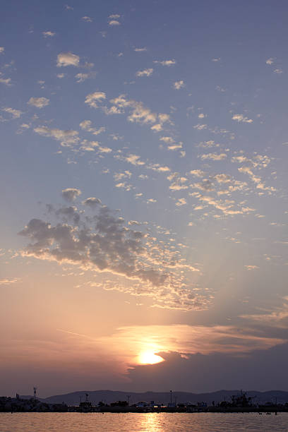 日没に青い空 - sky yellow seascape summer resort ストックフォトと画像