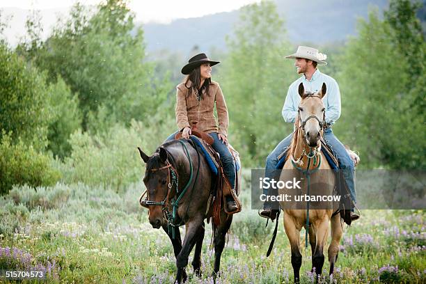 Rancher Paar Montana Stockfoto und mehr Bilder von Pferderitt - Pferderitt, Paar - Partnerschaft, Pferd