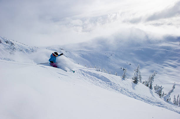 mulher fazendo um lavabo à esquiador - skiing winter sport powder snow athlete - fotografias e filmes do acervo