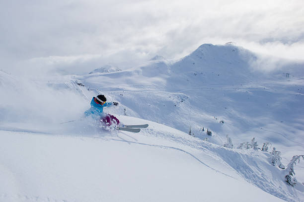 mulher fazendo um lavabo à esquiador - skiing winter sport powder snow athlete - fotografias e filmes do acervo