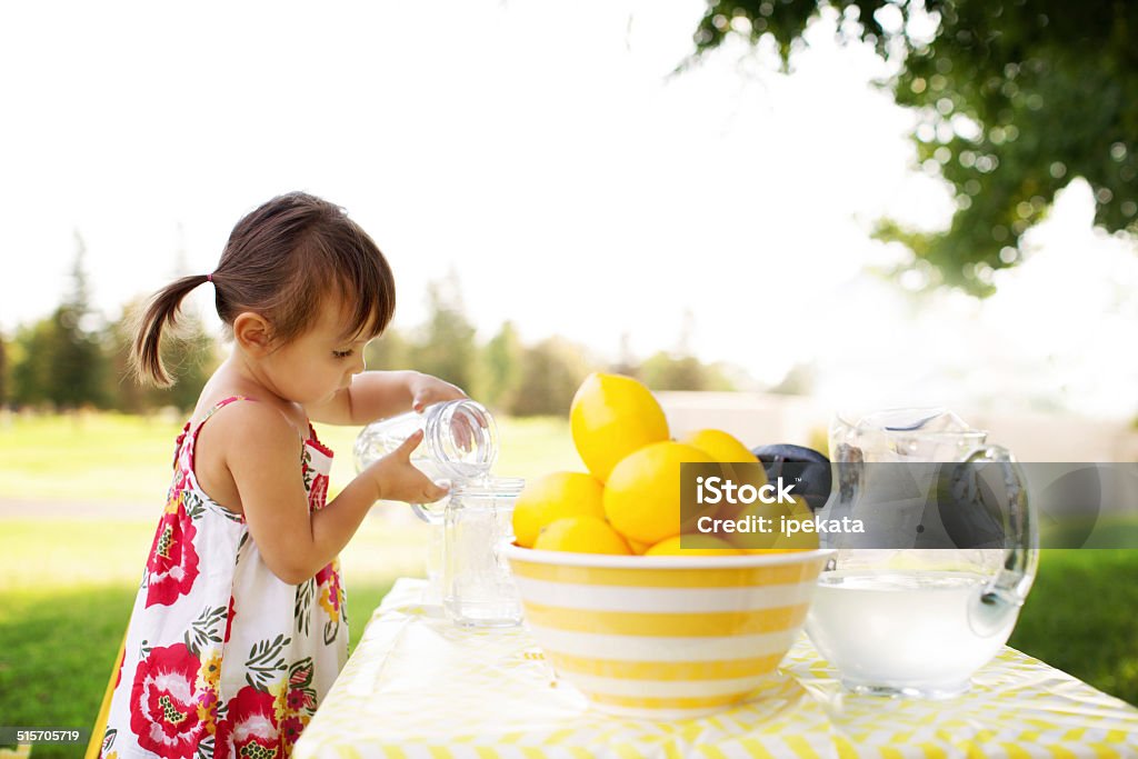 Niña en el tenderete de refrescos - Foto de stock de Limonada libre de derechos