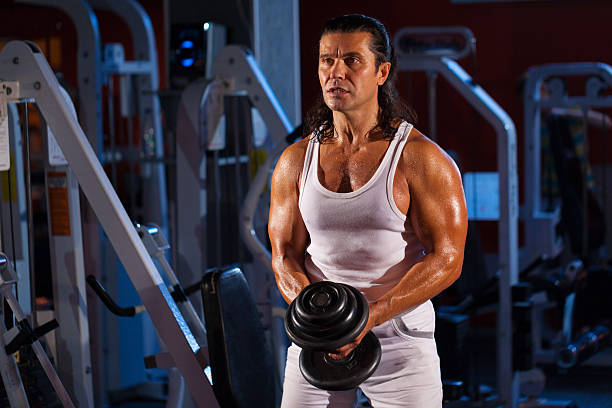 uomo facendo allenamento con bilanciere - human muscle men weights picking up foto e immagini stock