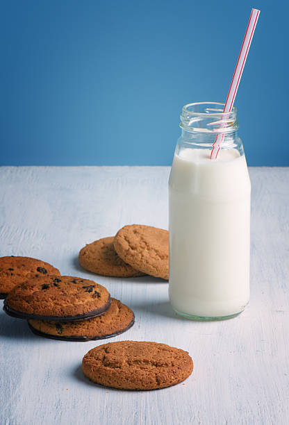 chip'cookies'com um garrafa de leite - milk milk bottle drinking straw cookie imagens e fotografias de stock