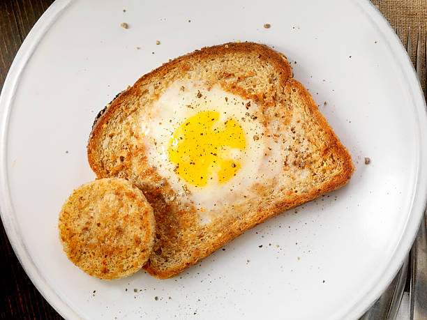 глазунья яйцо в отверстие - basket bread breakfast close up стоковые фото и изображения