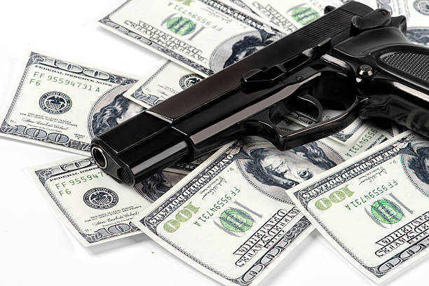 gun i pieniądze - currency crime gun conflict zdjęcia i obrazy z banku zdjęć