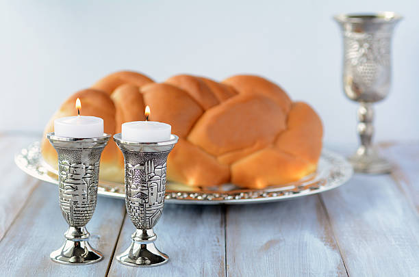 bougies de chabbat challah et vin - challah jewish sabbath photography candle photos et images de collection