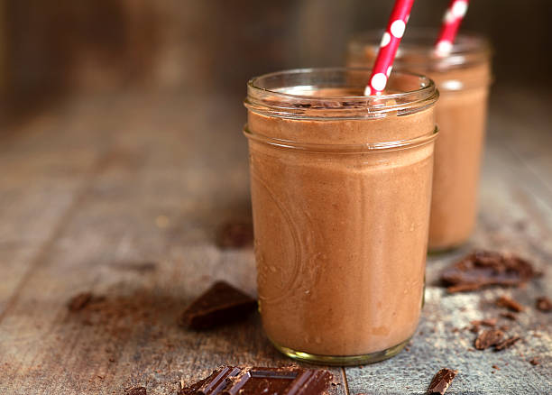 schokolade babnana-smoothie. - jar oatmeal granola glass stock-fotos und bilder