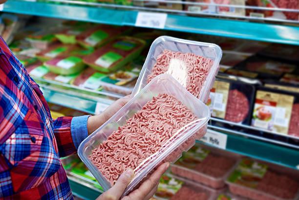 매수인이 선택 다진 고기류 매장 - supermarket meat women packaging 뉴스 사진 이미지