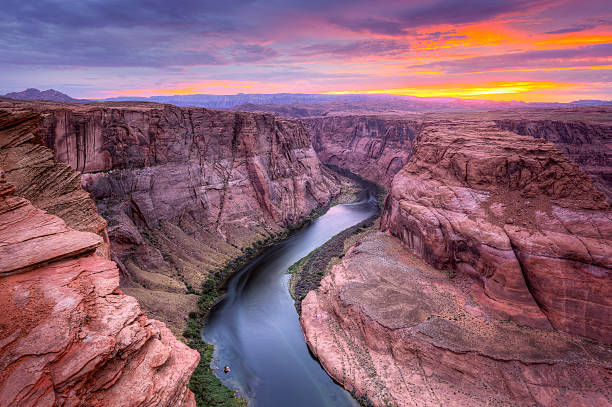 río colorado, las cataratas horseshoe inclinación al atardecer - parque nacional del gran cañón fotografías e imágenes de stock