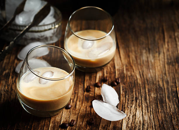 crème d'irlande liqueur de dans le verre avec de la glace. - liqueur photos et images de collection