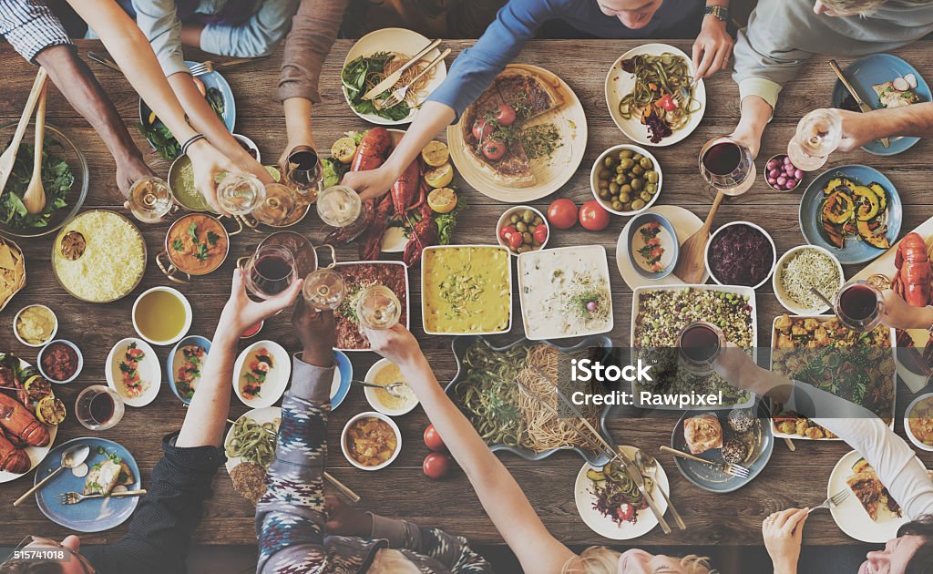Amigos disfrutando de la felicidad, comiendo concepto de comedor - Foto de stock de Compartir libre de derechos