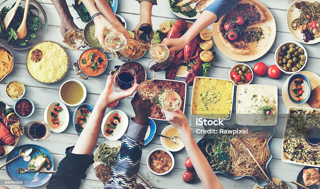 Glücklich Freunde genießen Abendessen Essen-Konzept - Lizenzfrei Speisen Stock-Foto